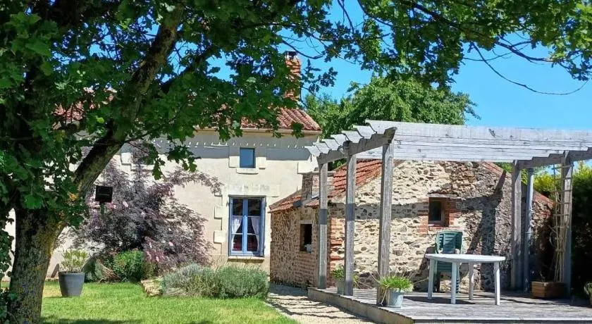 Lavender House - Traditional & charming stone home - Image 1