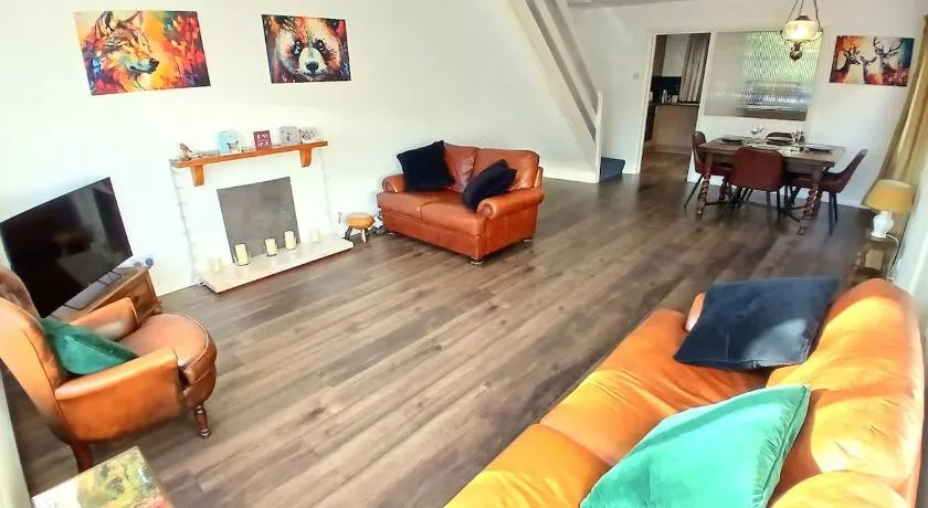 House near moors, 10 minutes walk to high street - Image 1