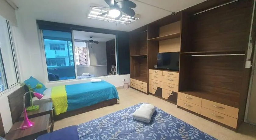 R-8 Amplio apartamento en zona turística. - Image 1