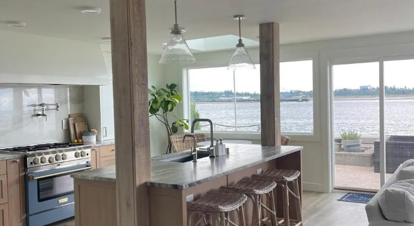 Beachfront Luxury with 4BR and Views - Image 1