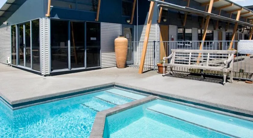 Beach House Motel - Image 1