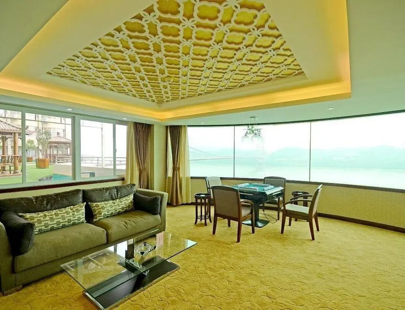 Hongqiao Holiday Hotel - Image 1
