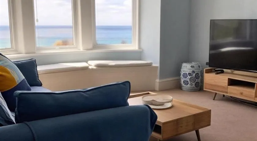 Spacious flat - fabulous sea views & walk to beach - Image 1