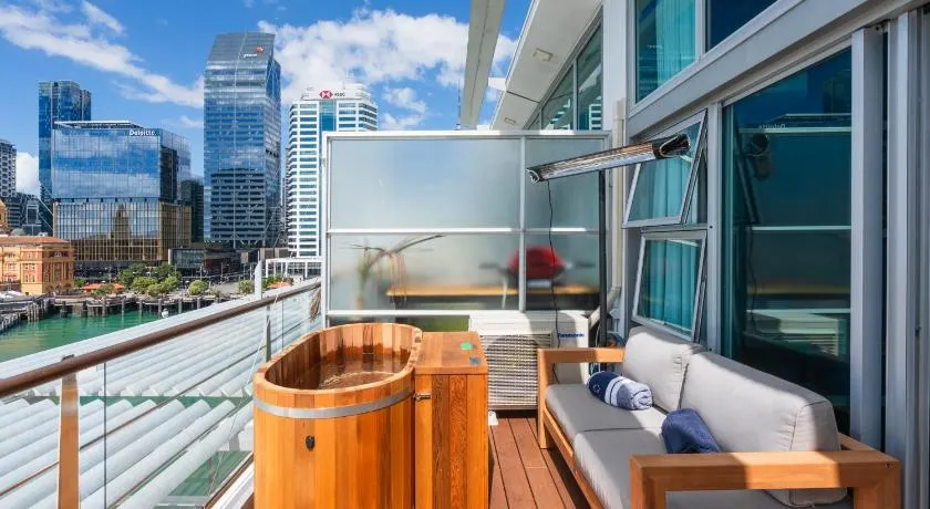 Penthouse apartment with stunning Harbour views - Image 1