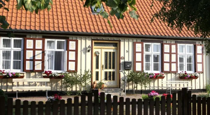 Kapitänshaus in Strandnähe in Prerow - Image 1