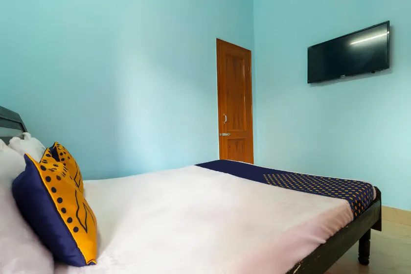 SPOT ON 66996 Royal Guest House - Image 1