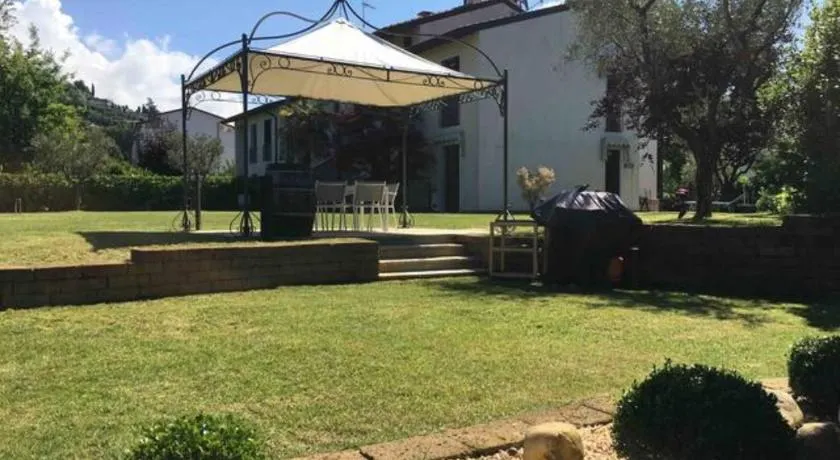 Villa con ampio giardino esterno e piscina condominiale - Image 1