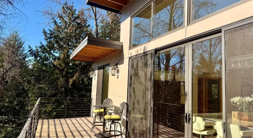 Luxury Family Retreat on Mercer Island Pet-Friendly, Pool Table, Patio & Near Seattle - Book Now & Save! - Image 1