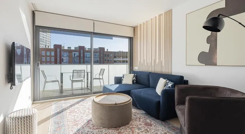 Quiet modern 2 bed apartment with Balcony, Pool and Free Parking - Image 1