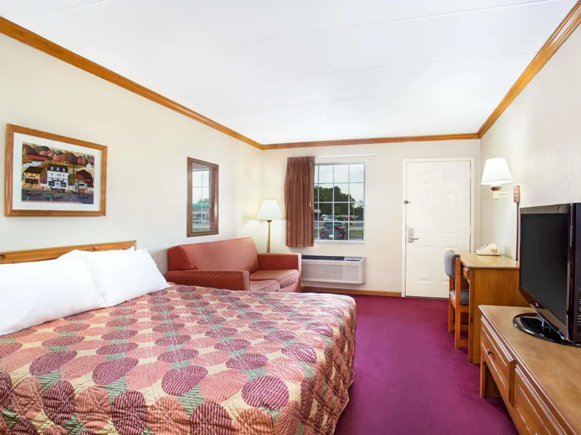 Days Inn by Wyndham Auburn Auburn - Image 1
