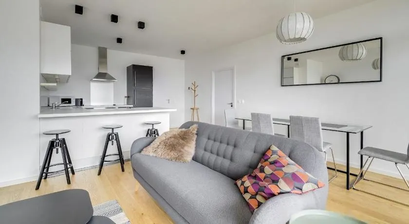 Modern 2 bedroom apartment with pool and gym - Image 1