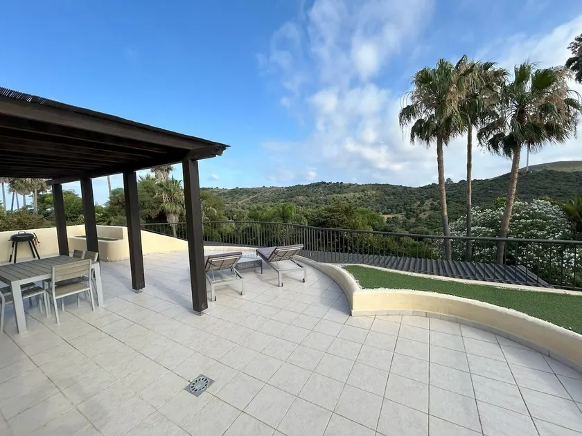 Appartement avec barbecue, jardin et piscine | Vue jardin - Image 1