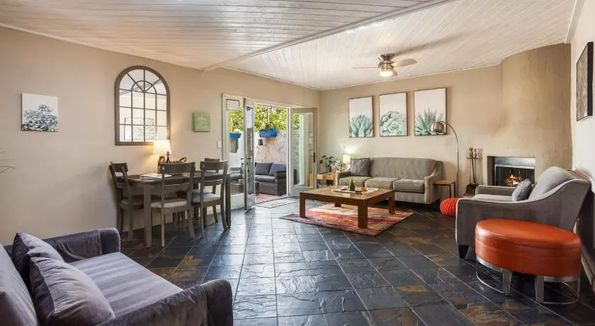Renovated private in the heart of Old Town Scottsdale, pool & hot tub, outdoor bar & kitchen, walk to shops & bars - Image 1