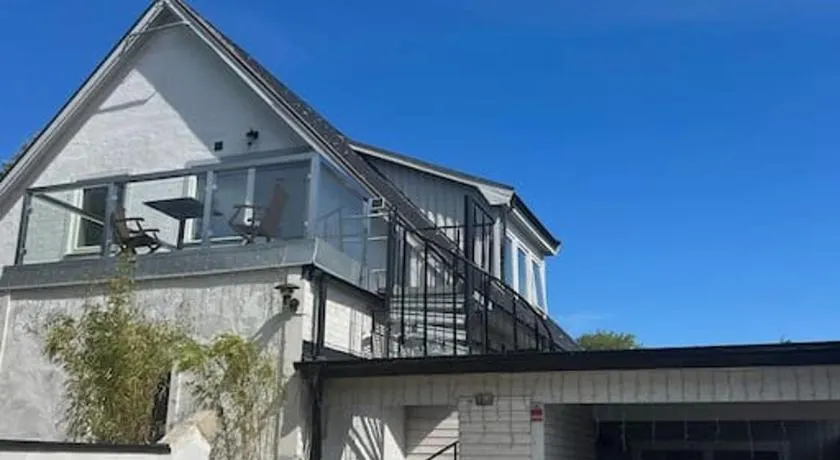 Rymlig och modern lägenhet i villa. Perfekt för familjer. Med parkering. - Image 1