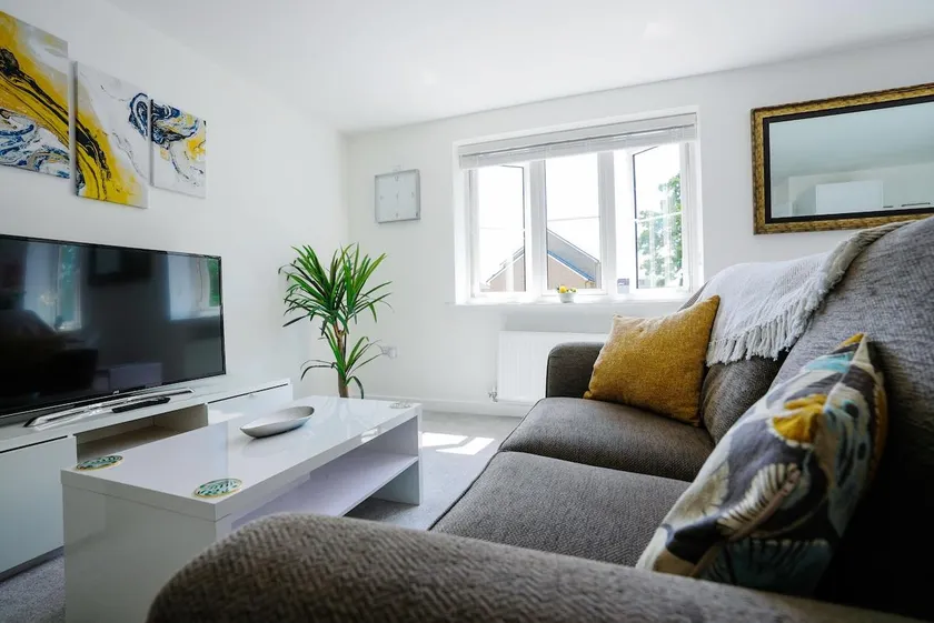 Family-Friendly 2BR/2BA with WiFi & Parking - Image 1