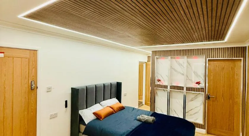 Birmingham City Centre- 9 bed house with free parking - Image 1