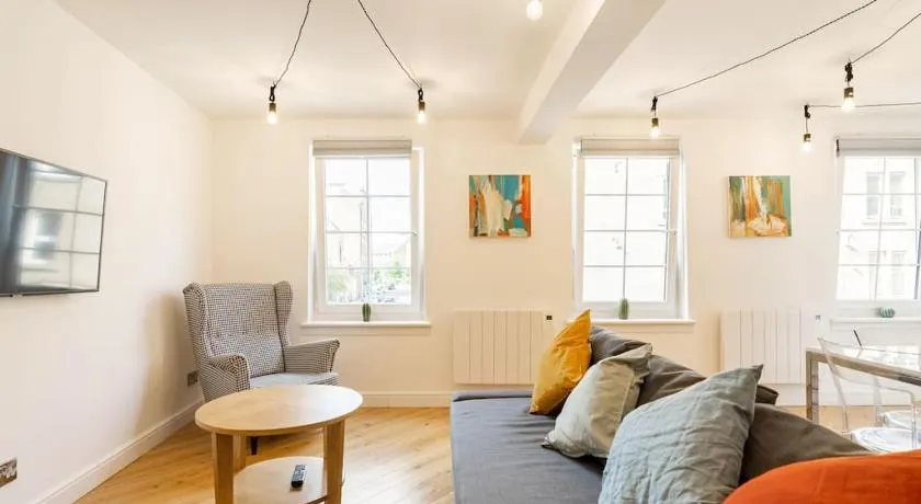 Central Bright 3 Bed Flat with Pool & Parking - Image 1