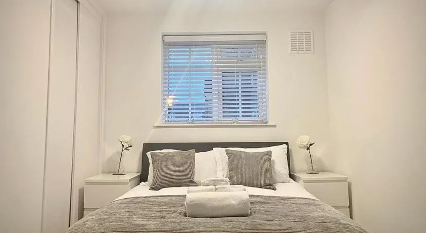 1-Bedroom Apartment in Balham with Free Parking - near Tube Station - Image 1