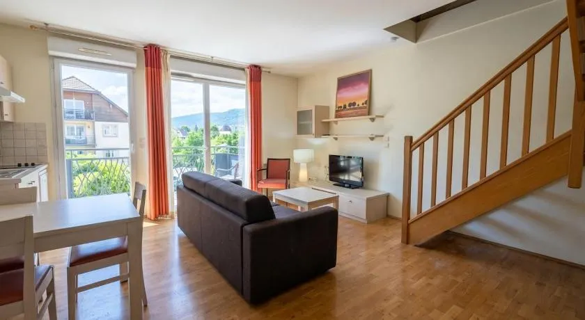 Bright two bedroom duplex apartment - Image 1