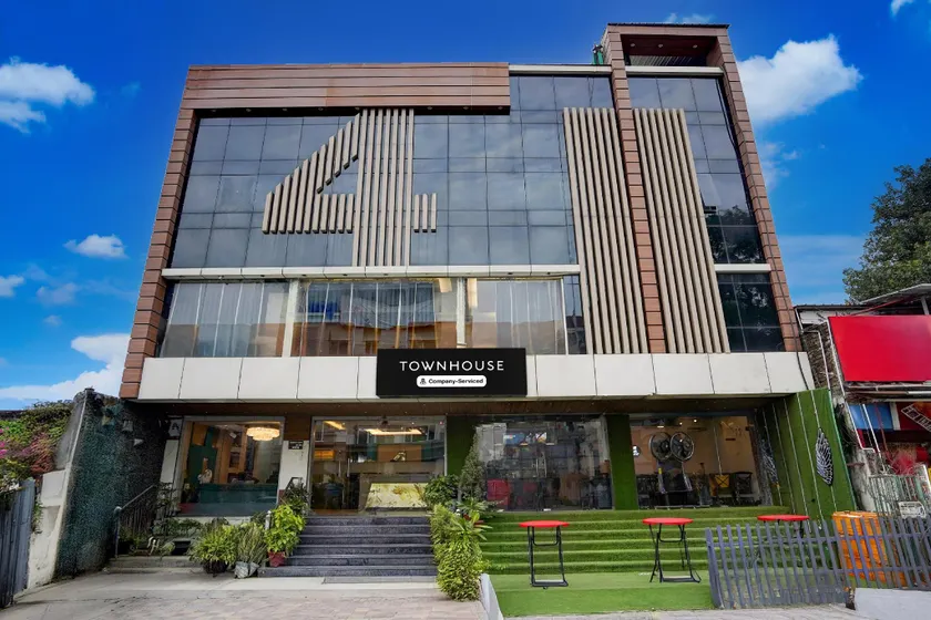Super OYO Townhouse Prayagraj Central Bus Terminal Formerly Hotel Four View - Image 1