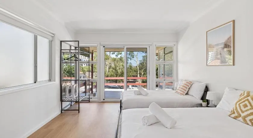 Large 2-Double-Bed Room Near Hurstville Station - Shared Bathroom & Kitchen - Image 1