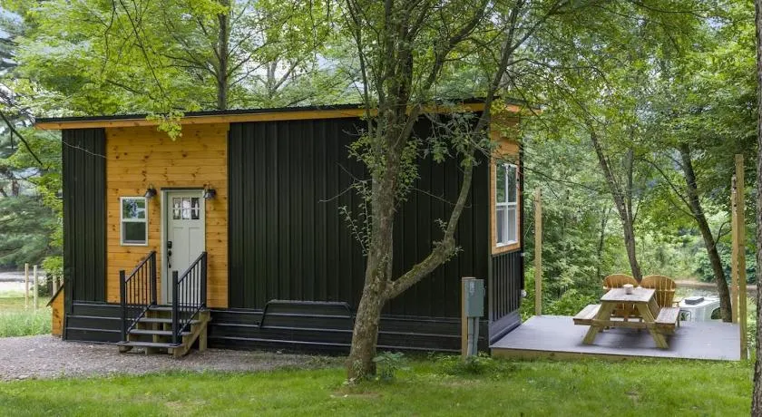 Riverside Tiny House with hot tub near Stowe - Image 1