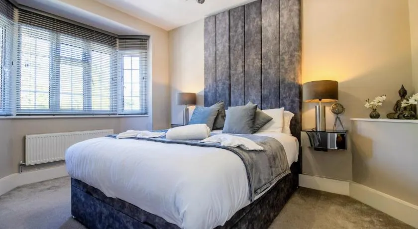 Stylish 3 Bed Apartment Sleeps 6 - Image 1