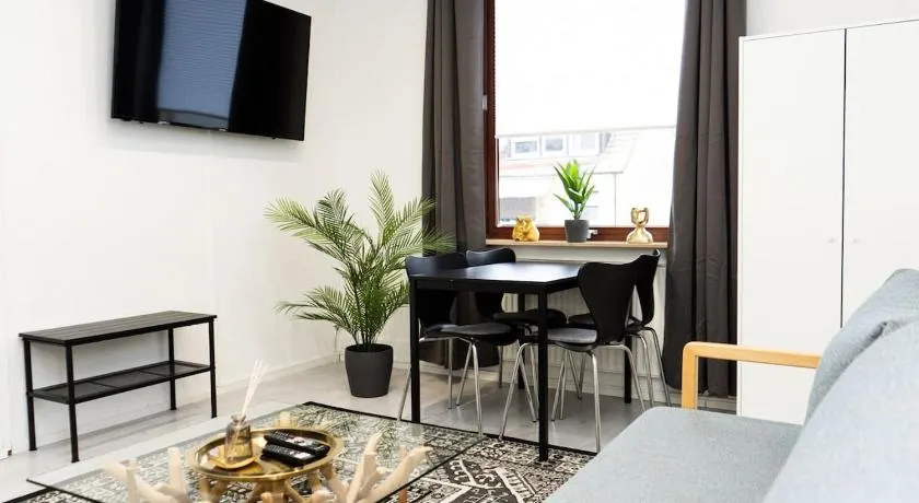Apartment Central - Free parking - 5 people - 3 rooms - 3 TVs - boxspring - wifi - Image 1