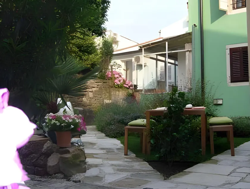 Miracolo di Mare Retro - Private Boutique Garden - Image 1