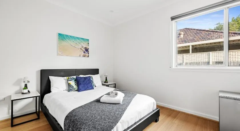 Elegant Queen Room at Botany - Nearby Airport - Shared Bathroom - Image 1