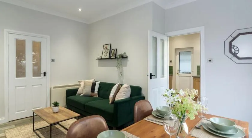 Elegant three bed bungalow - Image 1