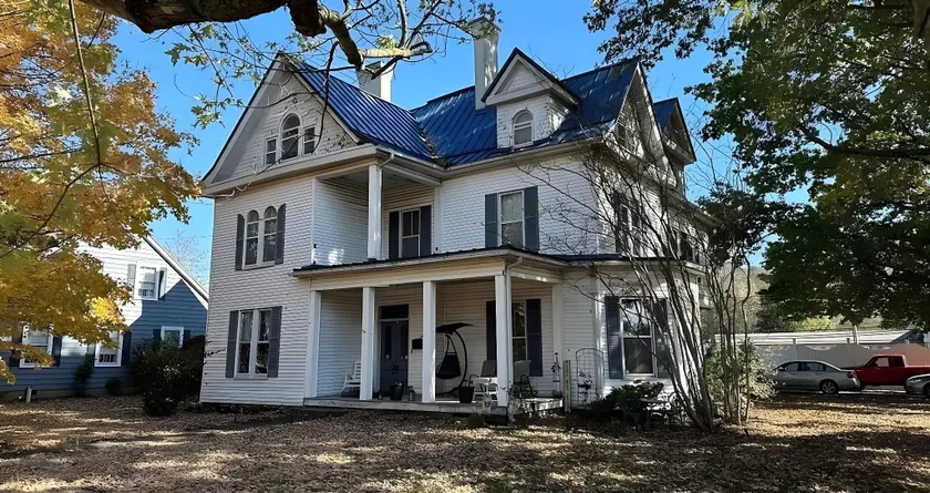 Main Oak Manor - Image 1