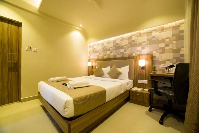 Hotel Plaza Heights - Image 1