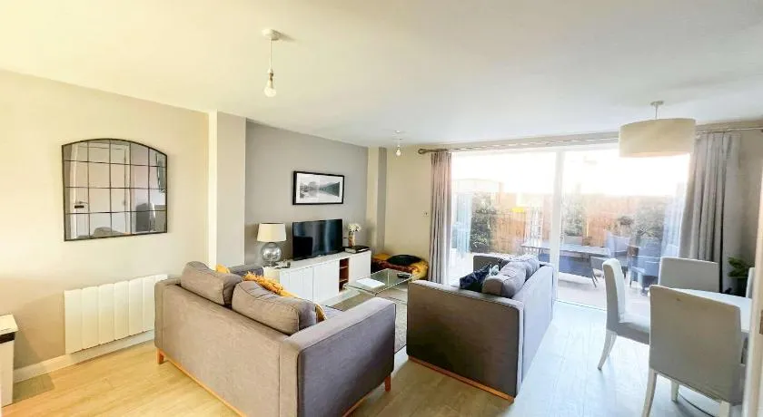 Deluxe Apartment near Cabot Circus w Parking sleeps 5 - Image 1