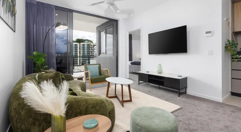 West End 2BR Gem with Rooftop Pool, Balcony & Parking - Image 1