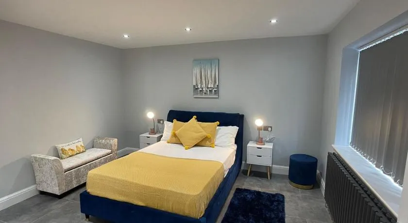 Newly refurbished 4 Bedroom House-Sleep 8-Free parking - Image 1