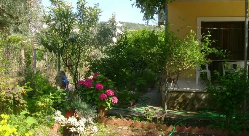 Lefkas house with garden - Image 1