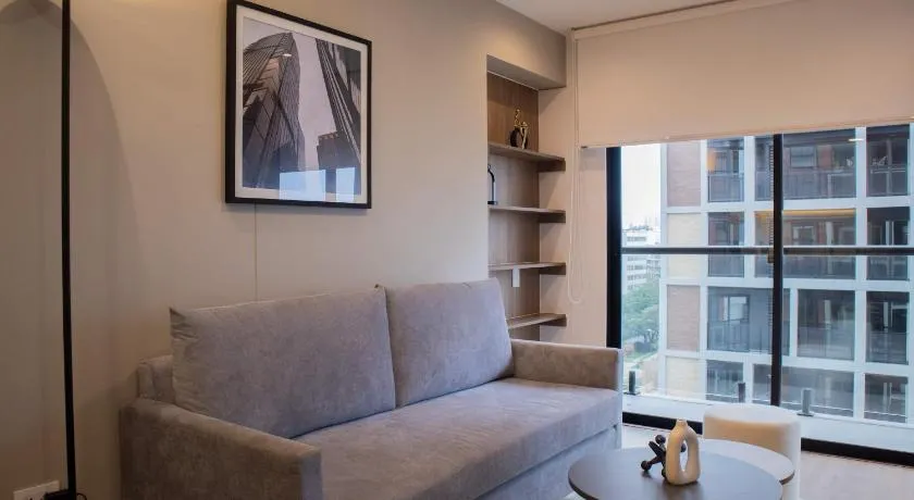 Majestic 1BR with Balcony in Miraflores - Image 1