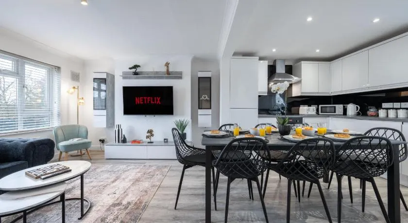 Contractor 4-Bed | FREE Parking | Wi-Fi | Hemel - Image 1