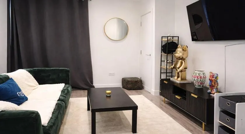 Beautiful Flat 2-Mins away from Rochester Station - Image 1