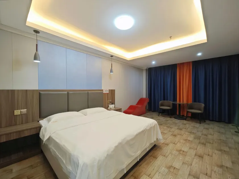 Coconut Breeze Business Hotel (Qiongzhong Bus Station Branch) - Image 1