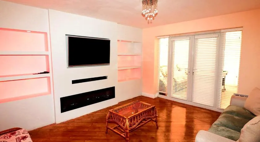 Cozy West Derby Retreat Near Alder Hey & Anfield - Image 1