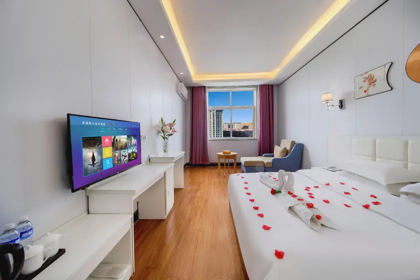 Oriental Bright Moon Holiday Hotel - Image 1