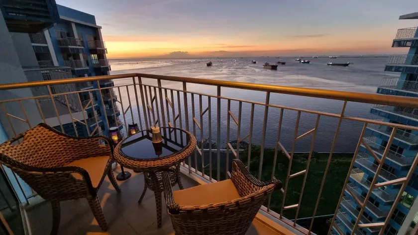 Unique, NEW & UPSCALE  waterfront property - Image 1