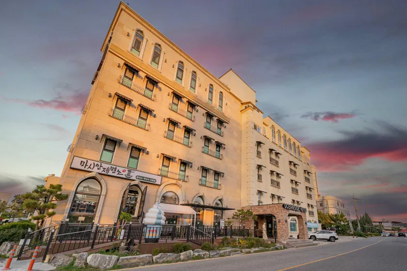 Incheon Airport Oceanside Hotel - Image 1