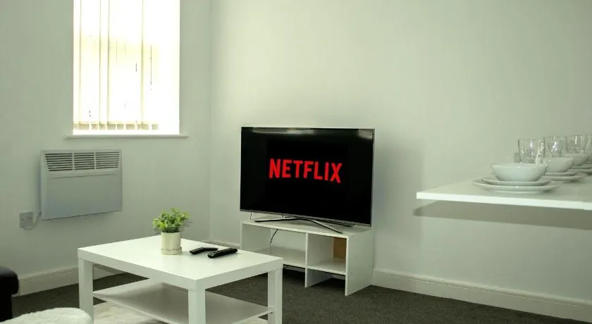 Spacious 2BR Apartment with Superfast Wi-Fi, FREE PARKING & NETFLIX - Image 1