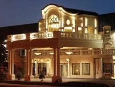 Chateau Louis Hotel & Conference Centre - Image 1