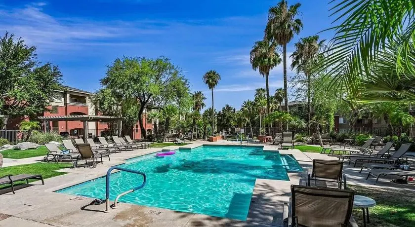 Comfy 2 bed 2 bath Phoenix Paradise with Pool and Gym - Image 1