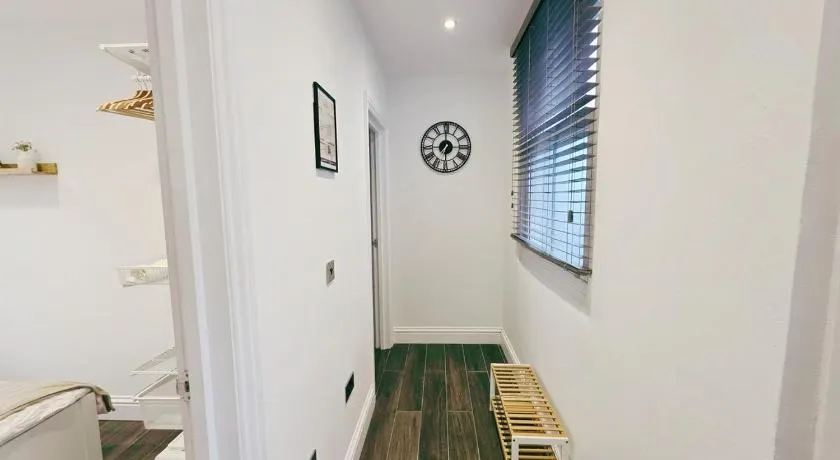 Cosy Retreat with Views of Brighton City and Sea - Image 1