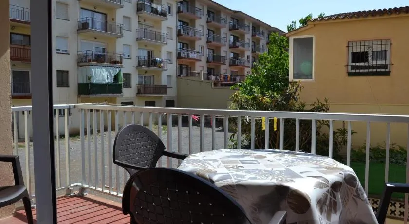 Apartamento Reformado con Estilo, Cerca de la Playa, para Familias, con Terraza y Parking - ES-323-50 - Image 1